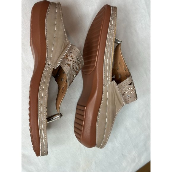 Flip Flops Sandals Tan Thong Low Wedge Embellishments Top Sz  8/39 Beachwear NEW - Picture 6 of 8